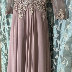 Elegant Mauve Lace Appliqué Wedding Dress